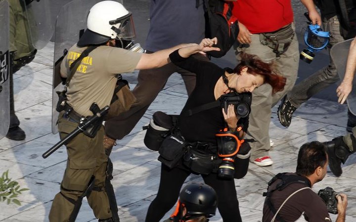 Nữ nhà báo Tatiana Bolari bị một viên cảnh sát đấm khi cô đang tác nghiệp tại một cuộc biểu tình ở Athens (Hy Lạp).