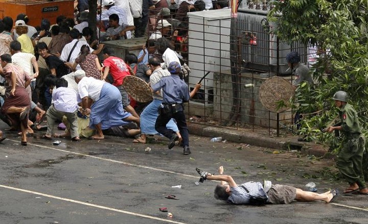Phóng viên Kenji Nagai của AFP đang cố chụp ảnh khi nằm dưới đất dù đã bị thương vì trúng đạn trong một cuộc biểu tình ở thành phố Yangon, Myanmar, vào tháng 9/2007.