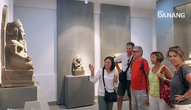 Foreign visitors at the Da Nang Museum of Cham Sculpture