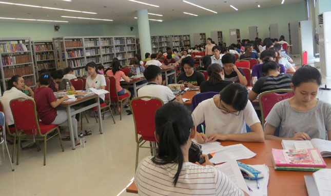 62% bạn đọc đến thư viện cấp tỉnh để học tập và làm việc. Trong ảnh: Học sinh, sinh viên Đà Nẵng thích đến Thư viện Khoa học tổng hợp học bài bởi không gian mát mẻ.