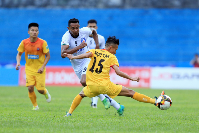 Hải Phòng (vàng) đã dẫn 2-0 ngay ở hiệp 1...