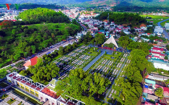 Nghĩa trang Liệt sỹ A1 có 644 ngôi mộ, là một địa điểm không thể bỏ qua của bất cứ du khách nào khi đến Điện Biên. Nơi đây như một nhân chứng lịch sử nhắc nhở thế hệ trẻ luôn noi gương và ghi nhớ công ơn các Anh hùng liệt sỹ.