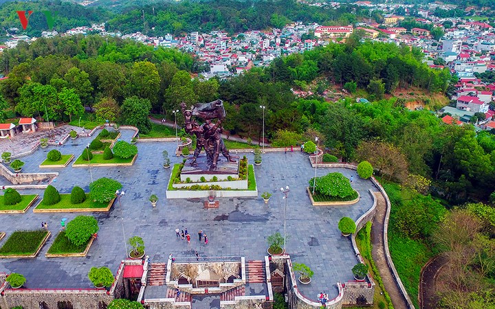 Tượng đài Chiến thắng Điện Biên Phủ được đặt trên đồi D của trung tâm thành phố Điện Biên Phủ để mãi mãi vinh danh chiến thắng vĩ đại “lừng lẫy năm châu, chấn động địa cầu”.