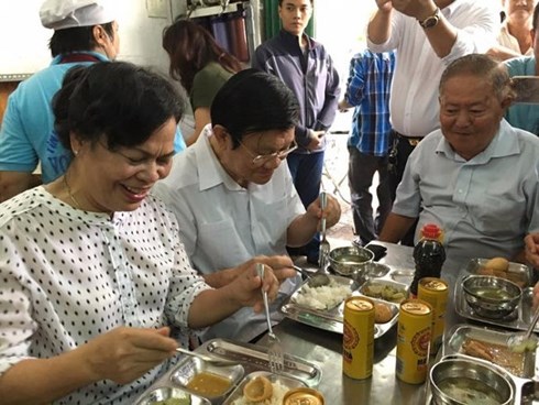 Nguyên Chủ tịch nước Trương Tấn Sang cho biết, ông biết đến quán cơm từ thiện này thông qua bà xã. Bà Mai Thị Hạnh từng đến ủng hộ quán cơm Nụ Cười từ năm 2014. Đây là quán ăn nằm trong dự án trợ giúp suất ăn giá rẻ của Quỹ Từ thiện Tình thương TPHCM. (Ảnh: Zing)