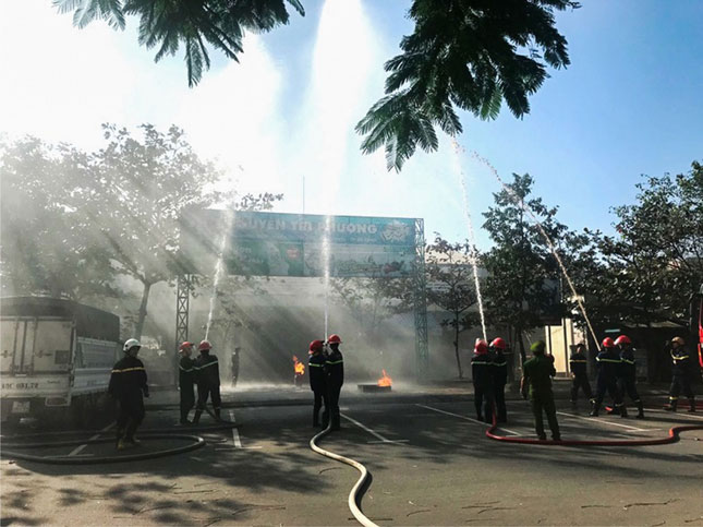 Phòng Cảnh sát PCCC số 1 tổ chức thực tập phương án chữa cháy và cứu nạn cứu hộ tại chợ Nguyễn Tri Phương.