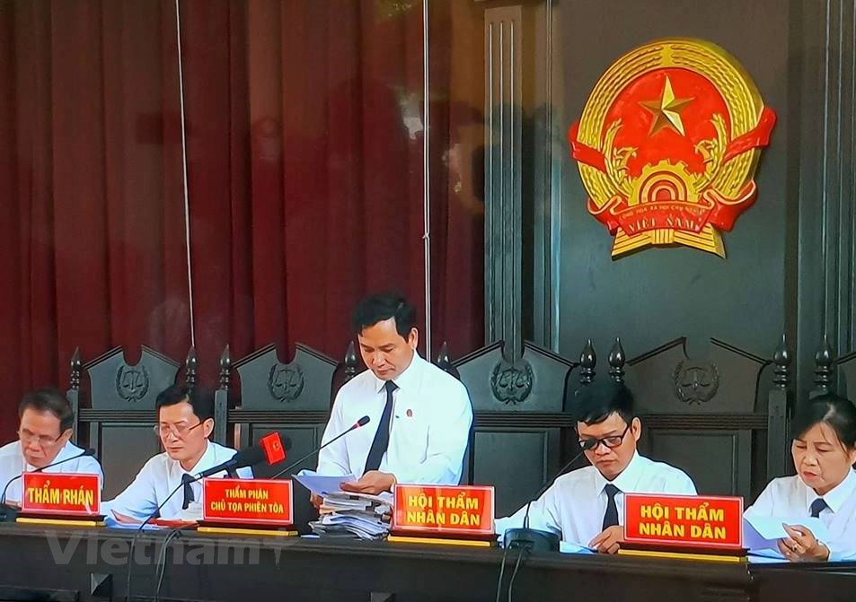 Hội đồng xét xử trong phiên tòa diễn ra sáng 7/5. (Ảnh: PV/Vietnam+)