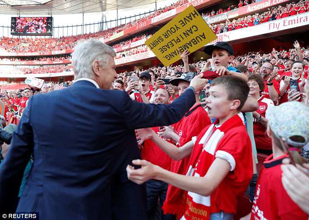 Những CĐV Arsenal chào đón HLV Wenger