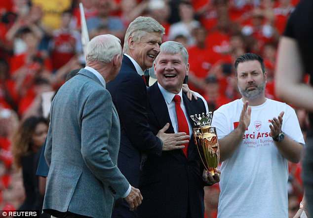 Huyền thoại Bob Wilson và Pat Rice trao cúp vàng cho HLV Wenger