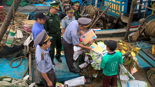 Các lực lượng chức năng phối hợp tuyên truyền chống khai thác hải sản bất hợp pháp, không khai báo và không theo các quy định.  					     Ảnh: KHÁNH HÀ