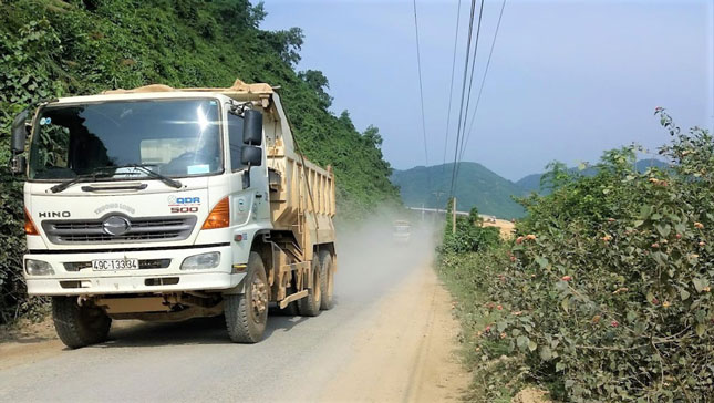 Từng đoàn xe tải, xe ben thi công dự án trên địa bàn xã Hòa Bắc gây bụi mù mịt mất an toàn giao thông, ô nhiễm môi trường.
