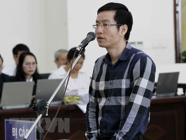 Bị cáo Lương Văn Hòa, nguyên Giám đốc Ban điều hành Dự án Vũng Áng-Quảng Trạch thuộc PVC trả lời các câu hỏi của Hội đồng xét xử. (Ảnh: Văn Điệp/TTXVN)