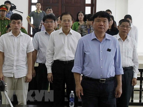 Bị cáo Đinh La Thăng (trước bên phải), nguyên Chủ tịch Hội đồng thành viên PVN và các bị cáo tại phiên tòa. (Ảnh: Văn Điệp/TTXVN)