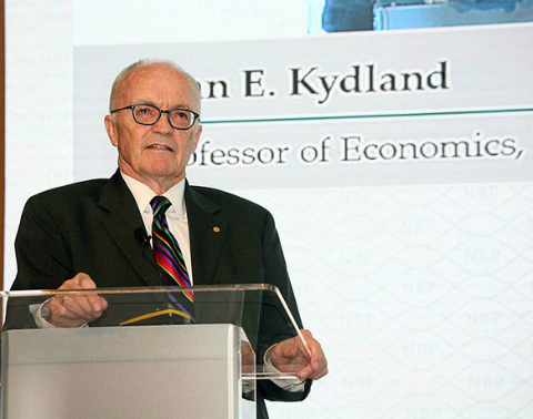 GS Finn E. Kydland thuyết trình tại Việt Nam năm 2016. Ảnh: NEU.