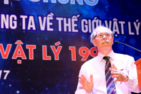 Giáo sư Gerard ‘t Hooft thuyết trình tại ĐH Quốc gia Hà Nội năm 2017. Ảnh: VNU.