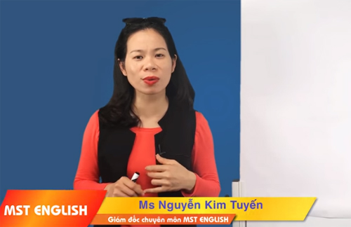 Trong các video dạy tiếng Anh đăng tải trên website trung tâm, bà Nguyễn Thị Kim Tuyến xưng là giám đốc chuyên môn. 