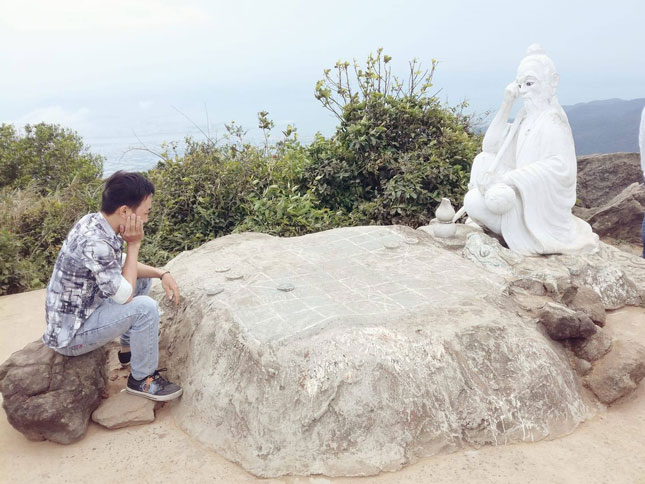 A statue of De Thich deity on the Ban Co Peak