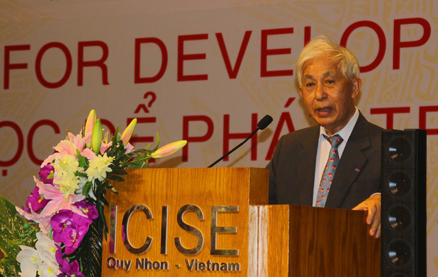 Giáo sư Trần Thanh Vân, Chủ tịch Hội Gặp gỡ Việt Nam phát biểu khai mạc