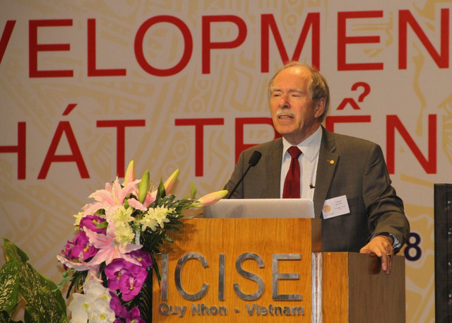 Giáo sư đạt giải Nobel là GS vật lý Gerard t’Hooft phát biểu tại hội thảo.