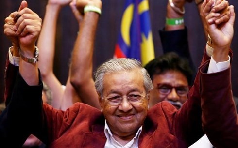 Ông Mahathir Mohamad ăn mừng sau khi thắng cử. Ảnh: Reuters