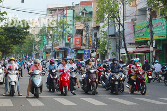  The surveillance cameras system installed by CENTIC at the intersection of the Nui Thanh and Trung Nu Vuong streets is proving its efficiency in urban traffic management work (Photo: Khang Ninh)