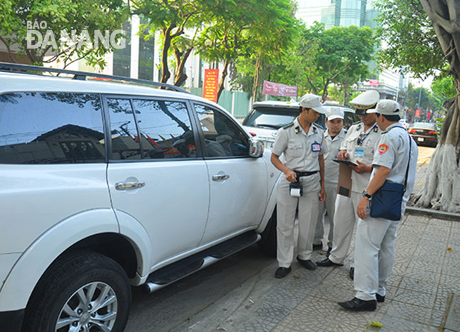 Lực lượng Quy tắc đô thị quận Hải Châu thực hiện thu phí trên đường Trần Phú.