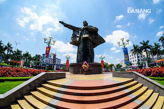 The 12m-high statue of Mother Nhu was created by local sculptor Pham Van Hang for 6 months. It was inaugurated in 1985 to mark the 10th anniversary of the liberation of Da Nang (29 March 1975).