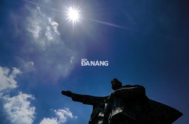 The imposing statute under the blue sky and white clouds