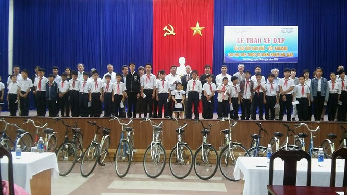 The Association's representatives deliver bikes to poor children in Da Nang