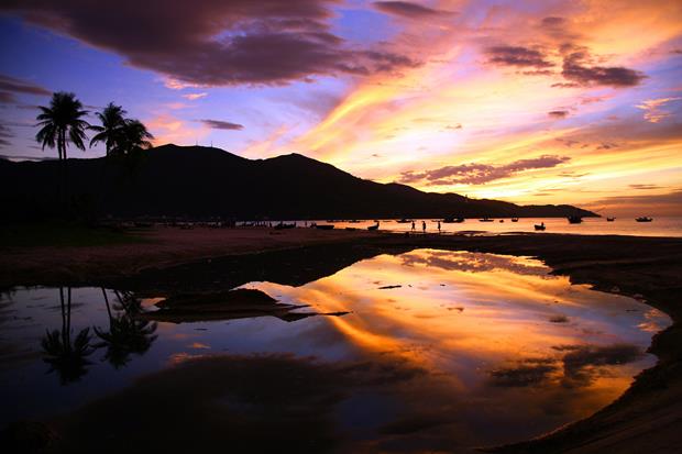 The Son Tra Peninsula viewed from the Tho Quang Beach (Photo: Nhan Mui)