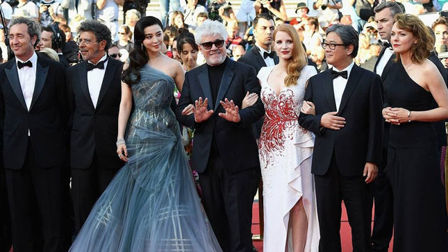 Các nghệ sĩ chụp ảnh tại thảm đỏ Liên hoan phim Cannes 2018.  Ảnh: SeeCannes.com