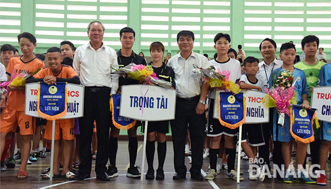 Da Nang Newspaper Editor-in-Chief Truong Cong Dinh (white shirt, left), Deputy Director of the Culture and Sports Department Nguyen Trong Thao (white shirt, middle), and Director of the Education and Training Department Nguyen Dinh Vinh (white shirt, right) taking a souvenir photo with participating football teams