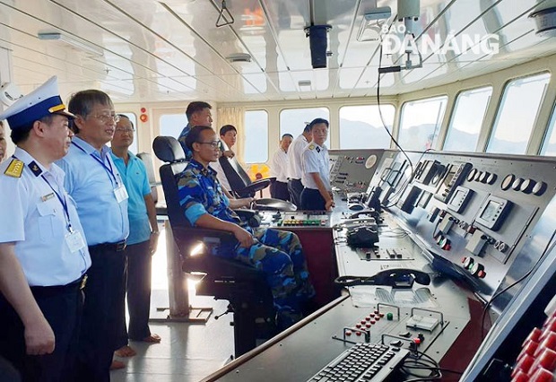 Vice Chairman Tuan visiting the (2nd, left) visiting the ship HQ 571’s cockpit