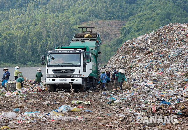 Bãi rác Khánh Sơn ô nhiễm ảnh hưởng đến người dân tồn tại suốt thời gian dài.  						      Ảnh: HOÀNG HIỆP