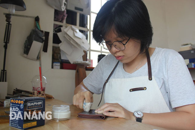 Minh Châu tỉ mẩn “chăm sóc” cho từng sản phẩm da thủ công của mình.