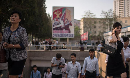 Người dân Triều Tiên đi bộ trên đường phố Bình Nhưỡng. Ảnh: CNN