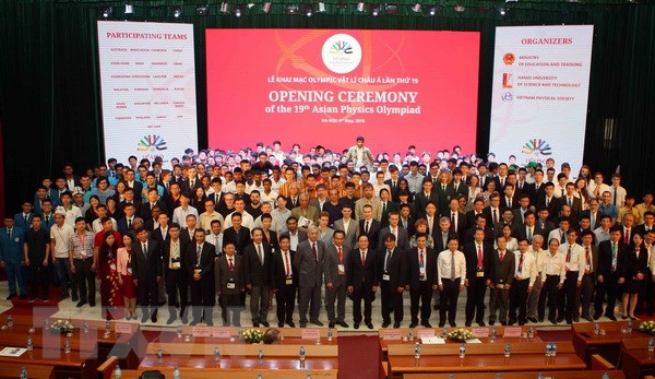 Đại biểu dự lễ chụp ảnh chung cùng các đoàn về tham dự Olympic Vật lý châu Á lần thứ 19 (APhO 2018). (Ảnh: Thanh Tùng/TTXVN)