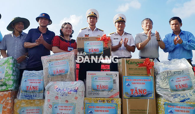 Phó Chủ tịch UBND thành phố Đà Nẵng, Trưởng đoàn công tác và các thành viên trong đoàn trao quà cho các cán bộ, chiến sĩ đảo Đá Thị.