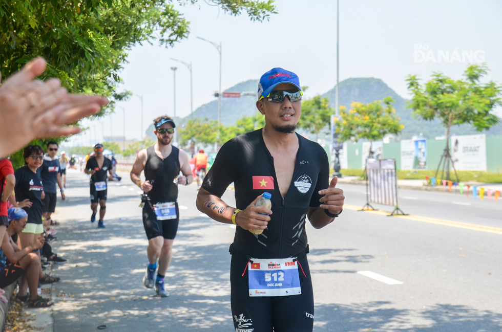 Một VĐV của nước chủ nhà Việt Nam đang thực hiện phần chạy bộ. Ảnh: XUÂN SƠN