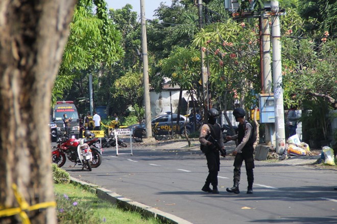 Cảnh sát gác tại hiện trường vụ nổ bom ở Surabaya, Đông Java, Indonesia ngày 13/5. (Nguồn: THX/TTXVN)