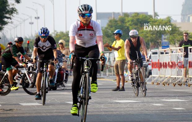 After finishing the swim, participants competing in a 2-loop 90km cycle race.