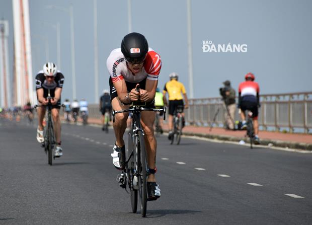 Bike riders under the hot weather