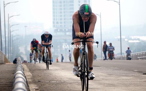 The route of the cycling race consisting of Son Thuy bathing area - Truong Sa - Vo Nguyen Giap - Hoang Sa - Le Van Luong - Le Duc Tho - Thuan Phuoc Bridge - Nguyen Tat Thanh, and then back to the start point.