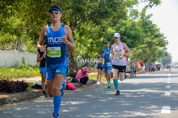 The 21km run featuring a 2 lap course from the Son Thuy bathing area along Truong Sa, Vo Nguyen Giap, Hoang Sa and then back to the start point.