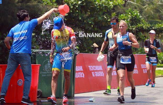 A volunteer helping a runner feel cooler