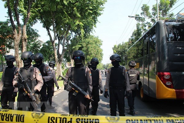 Indonesia's anti-terrorism police deployed to a church bombing scene (Source: VNA)