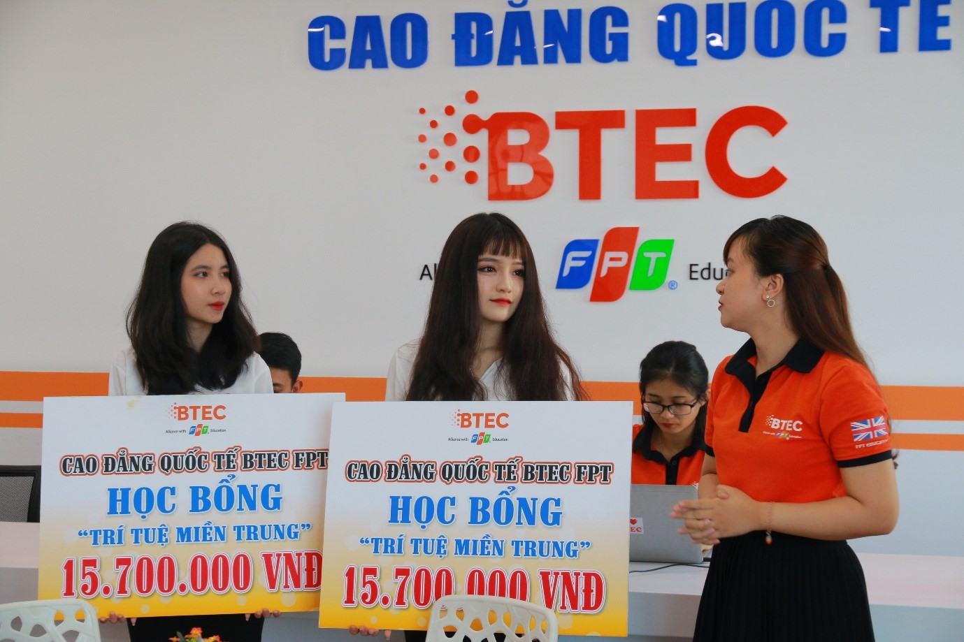 Võ Hồng Tú Uyên, học sinh THPT tại Quảng Nam và Nguyễn Thúy My, học sinh THPT tại Đà Nẵng đã vinh dự được nhận học bổng “Trí tuệ miền Trung” dành cho học sinh tài năng có thành tích học tập tốt tại khu vực miền Trung.