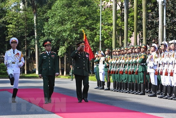 At the welcome ceremony for Deputy Minister of National Defence and Chief of the General Staff of the Lao People’s Army Sen. Lieut. Gen. Suvon Luongbunmi (R)