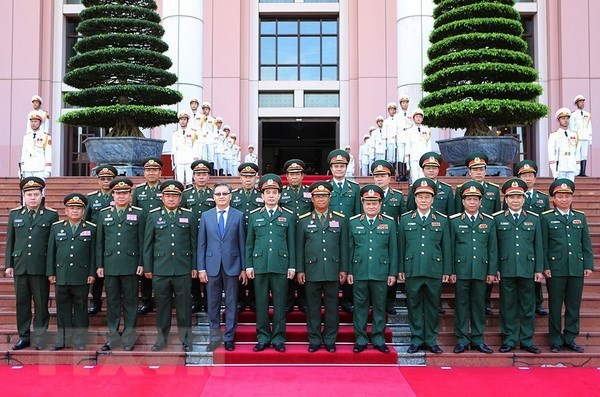 Vietnamese, Lao military officers take a photo together