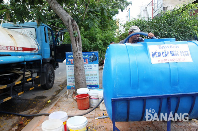 Công ty CP Cấp nước Đà Nẵng chuẩn bị các phương án cấp nước bằng xe bồn và bể chứa cho các khu vực cuối nguồn.