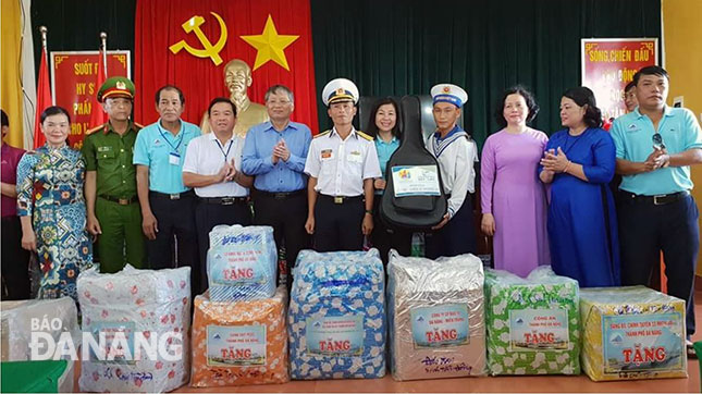 Vice Chairman Tuan (5th left) presenting gifts to representatives from the Tien Nu and Nui Le islands